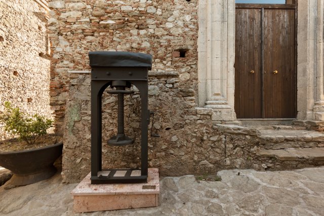 Torchio per estrarre l'essenza di bergamotto.