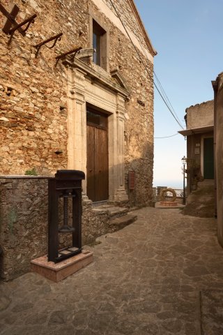 Torchio per estrarre l'essenza di bergamotto.